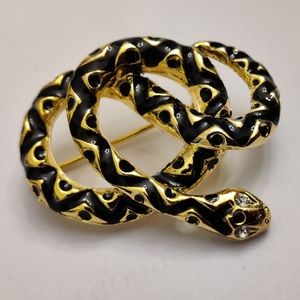 Stunning wriggling serpent snake brooch